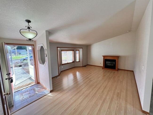 Building Photo - 3Bed 2Bath Single Level Avail. April 7th Move-In