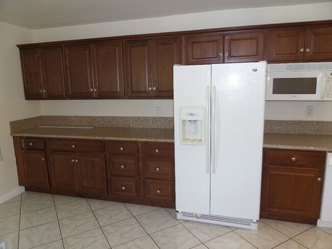 Building Photo - 3 Bedroom-2 Bathroom Single Story Home in ...