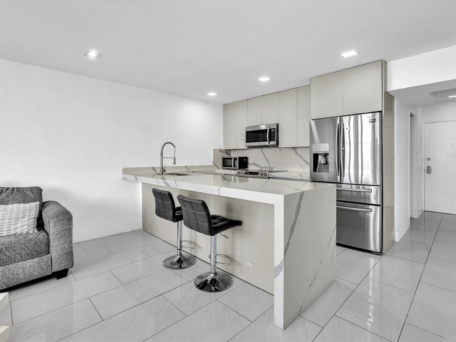 Building Photo - 3725 S Ocean Dr