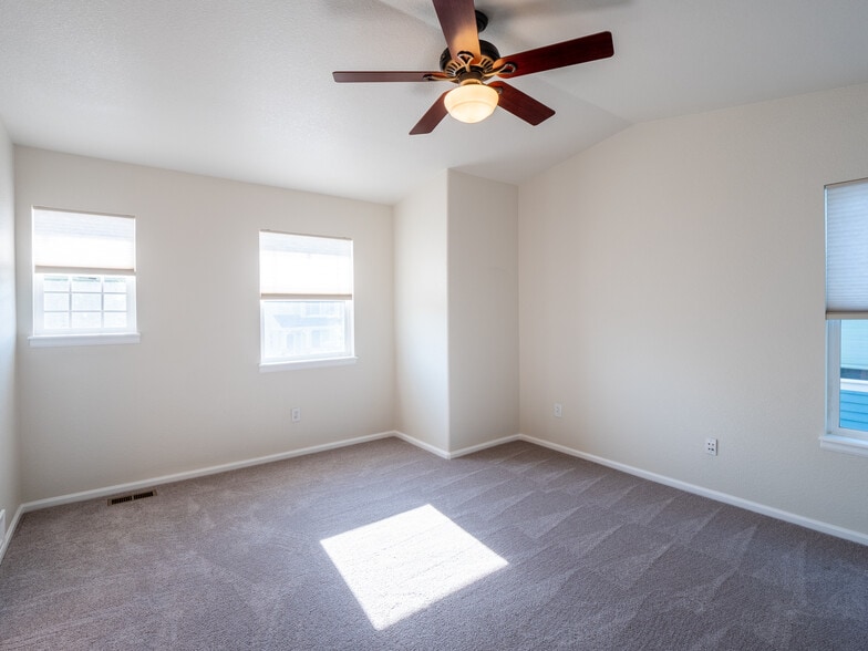 Building Photo - 5162 Cinquefoil Ln