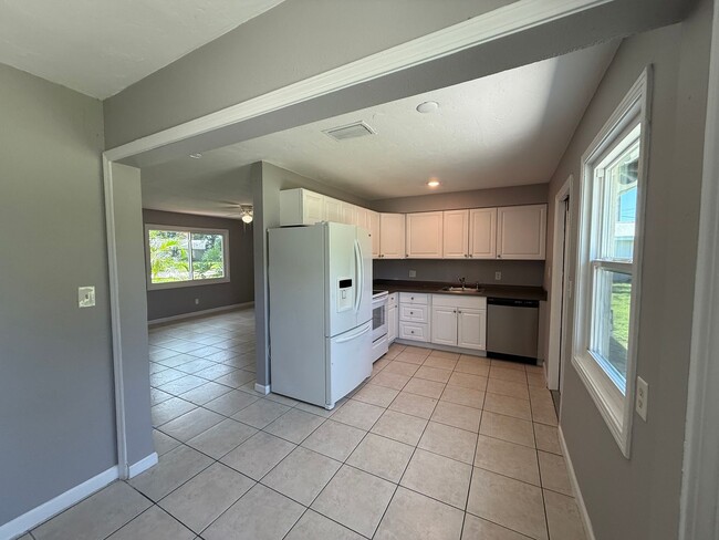 Building Photo - 3 Bedroom 2 Bath Single Family Home
