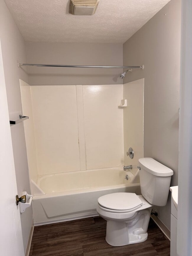 Building Photo - 2 Bedroom/1 Bath Garden Style Apartment available now!