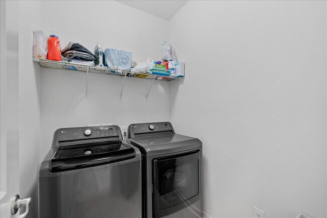 Building Photo - Stunning Luxury Townhome for Rent in Westmoore!