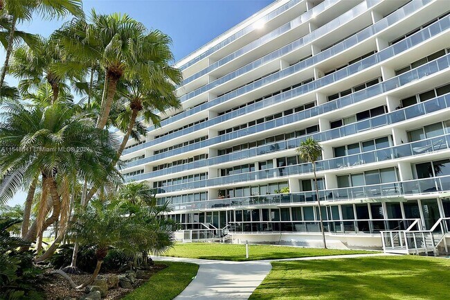 Building Photo - 900 Bay Dr