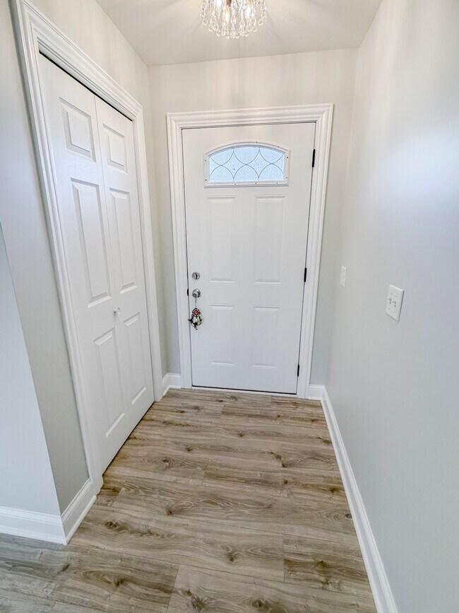 Building Photo - 9027 Skyline Dr