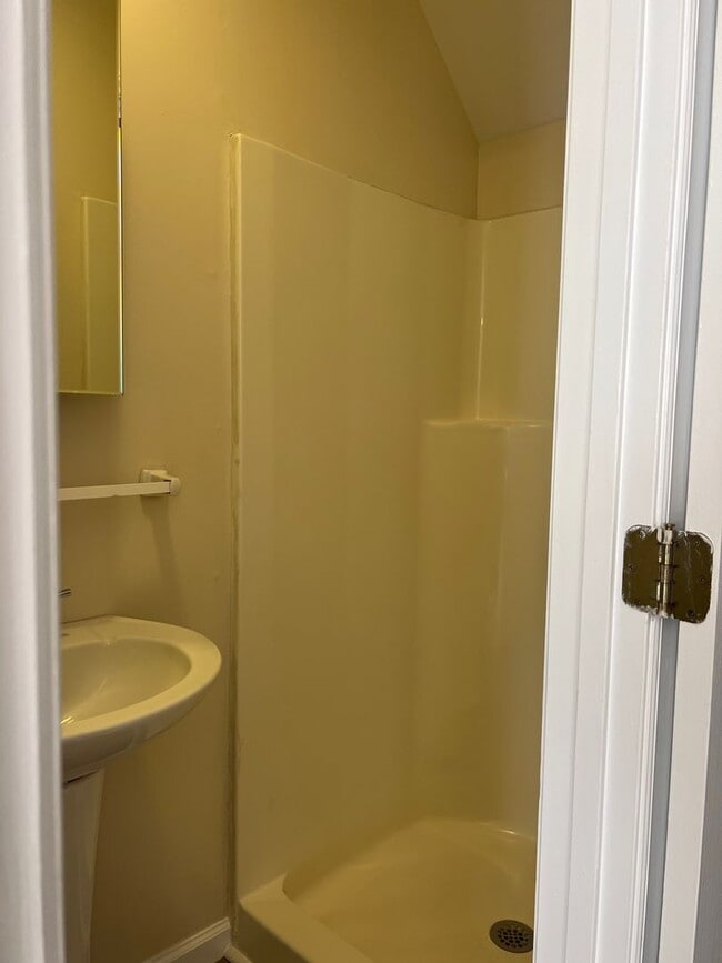 Building Photo - 408 Snow St