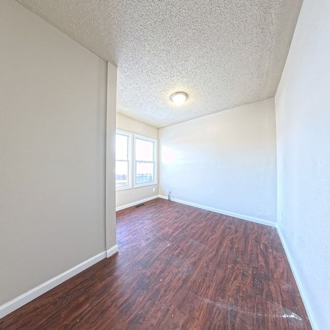 Building Photo - Spacious 2 Bedroom 2 Bath Home