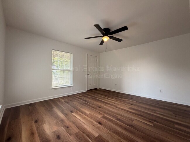 Building Photo - 1080 E Elmwood Dr