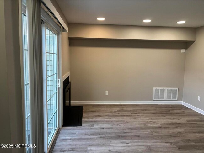 Building Photo - 248 Larchwood Ct