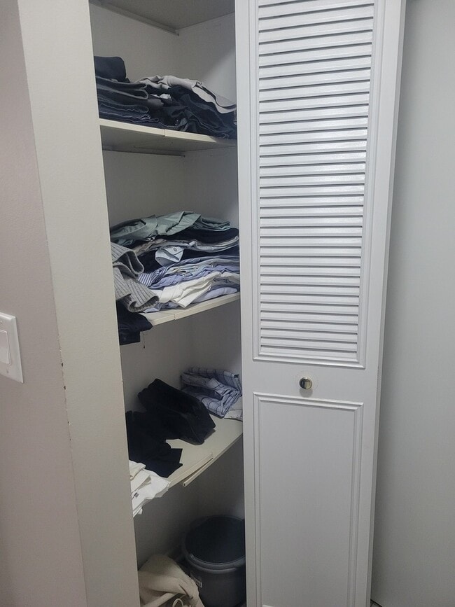 Building Photo - 6171 N Sheridan Rd