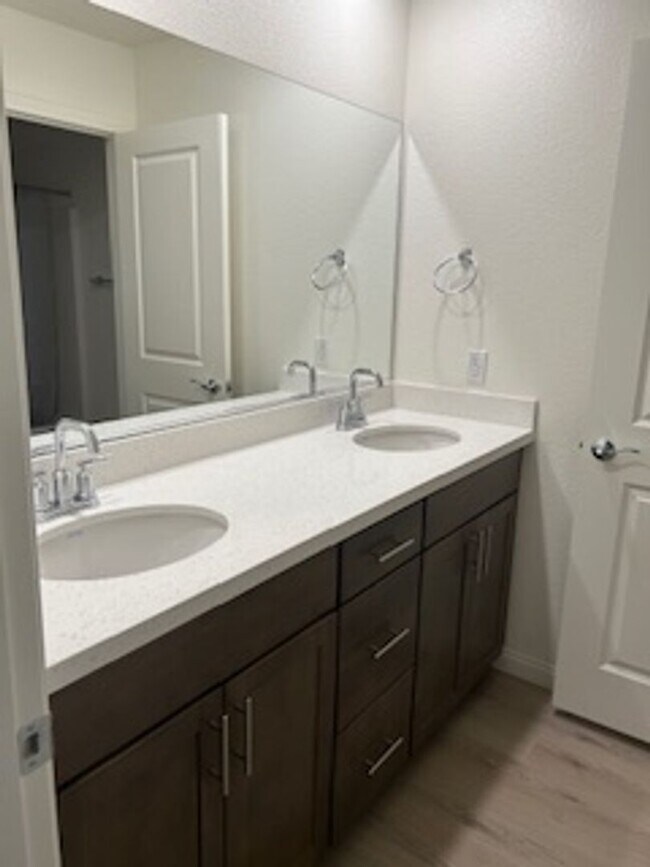 Building Photo - Spacious New Home with 5 Bedrooms in Hende...