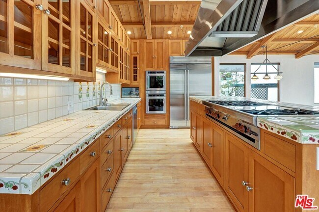 Building Photo - 3916 Rambla Orienta