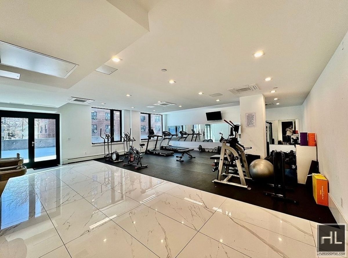 Building Photo - Gorgeous 1 bedroom with private balcony & laundry hookup