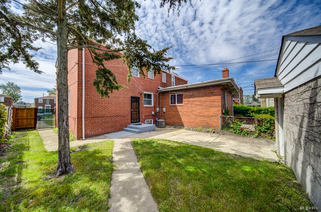 Building Photo - 136 Webb St