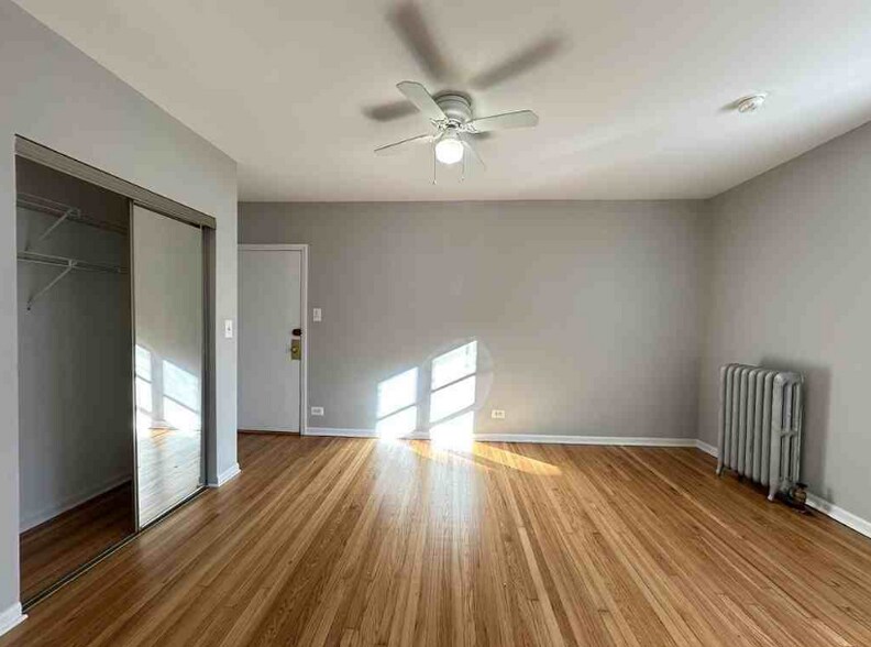 Building Photo - 914 W Dakin St