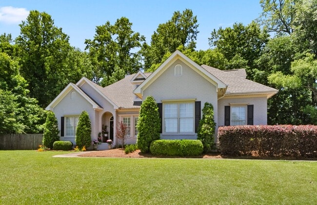 Building Photo - Beautiful 5 Bed 3.5 Bath Home! Available Summer 2026! Book Your Tour Today!