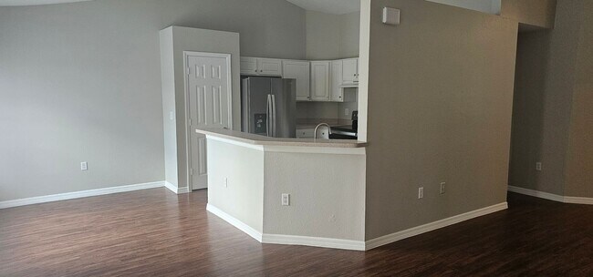 Building Photo - 1530 SW 19th Ave
