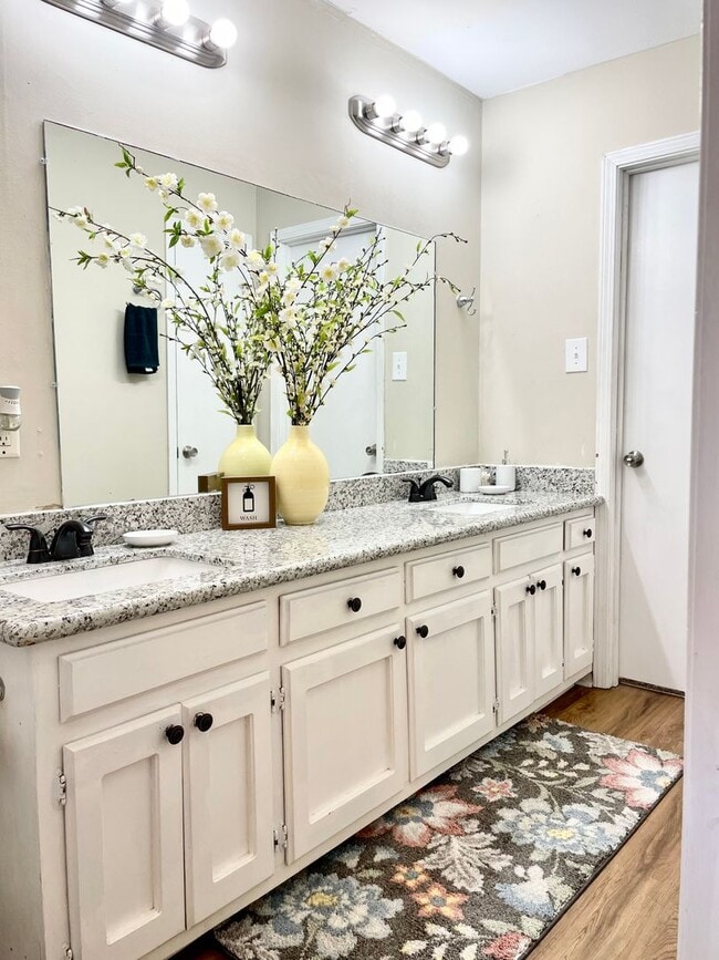 Building Photo - 3 BR 2.5 BA Luxury Townhouse