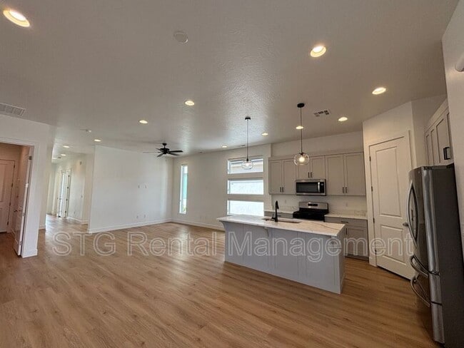 Building Photo - 2963 E Snowberry Dr