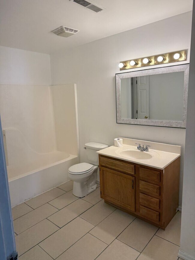Building Photo - 3 Bedroom Town Home In Etters PA