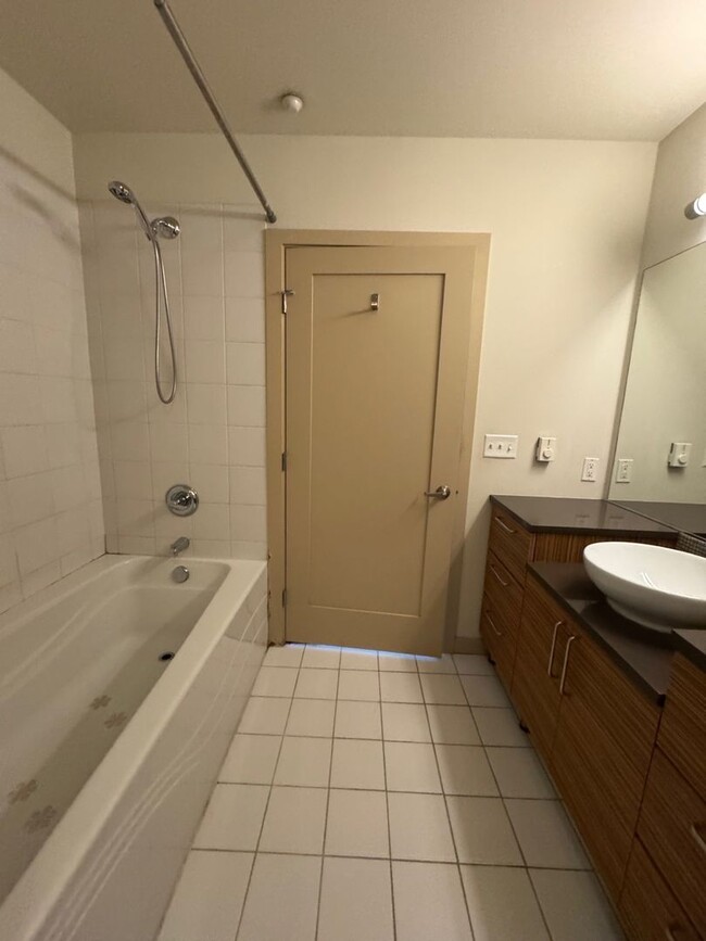 Building Photo - Spacious 2 bed 2 bath, 1000+ sq ft. condo ...