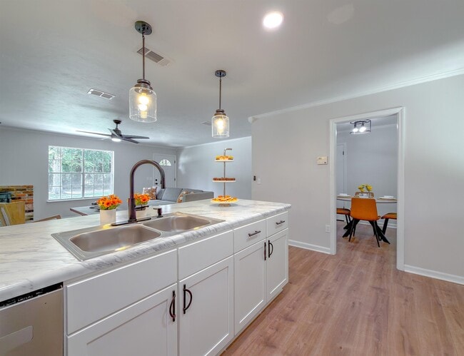 Building Photo - 703 3rd St NE