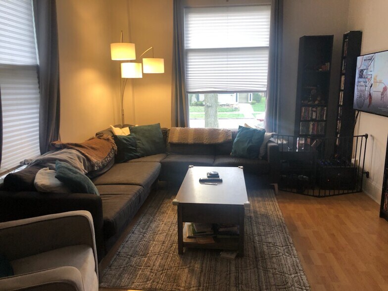 Living Room - 316 S Grove Ave