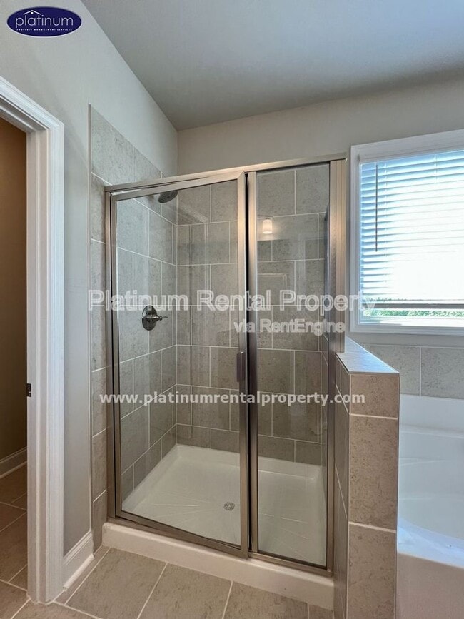 Building Photo - 2360 Manor Pointe Dr