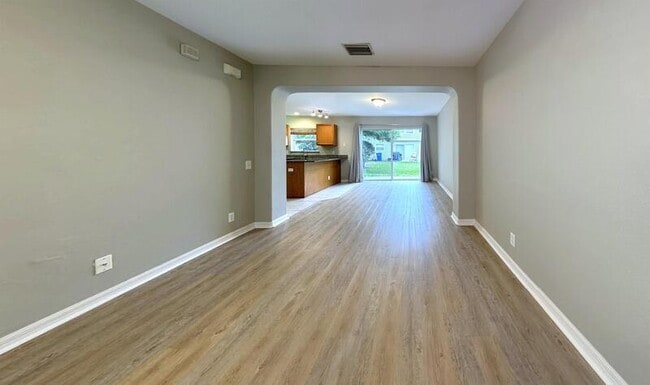 Building Photo - 8006 Thoroughbred Loop