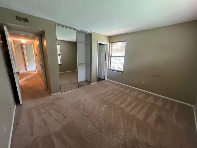 Building Photo - Private Charming Apartment!
