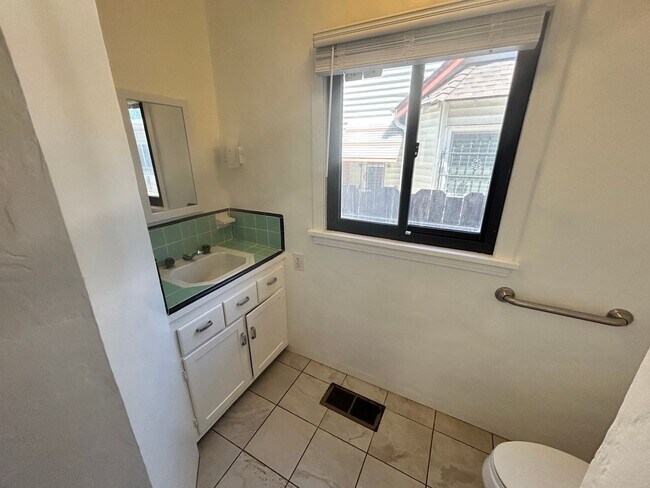 Building Photo - 4 Bedroom/2 Bath Modesto Ca