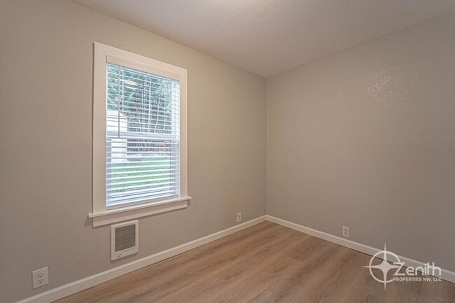 Building Photo - 2541 SW 6th Ave