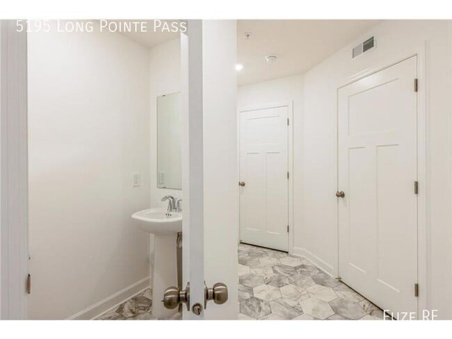 Building Photo - 5195 Long Pointe Pass