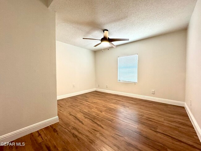 Building Photo - 10288 Lakeview Dr