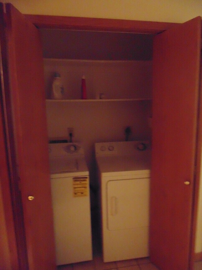 Building Photo - Short-mid term housing, furnished condo 2 bed/2 bath walking distance to Pearl St., CU and close ...