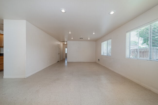 Building Photo - 730 Pine Ave