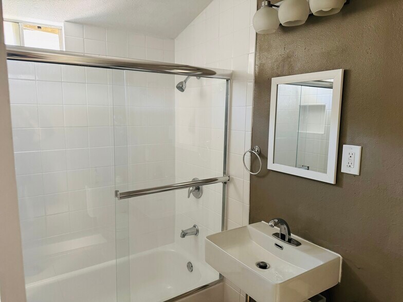 Bathroom - 701 W Doran St