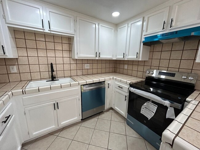 Building Photo - 536 Navarre Pl