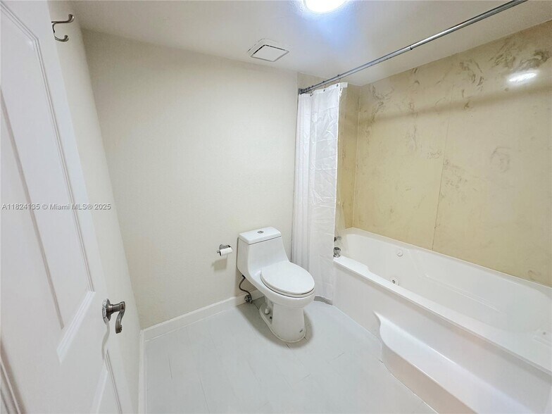 Building Photo - 520 Brickell Key Dr