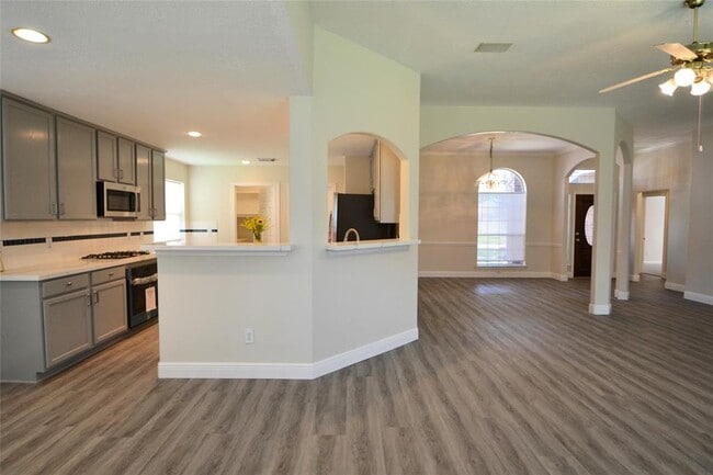 Building Photo - 12118 Green Trails Dr