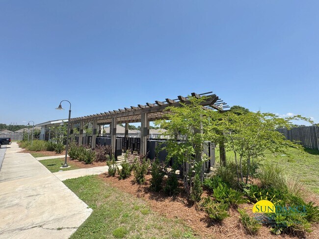 Building Photo - Stunning 4 Bedroom Home in Crestview! -Sol...