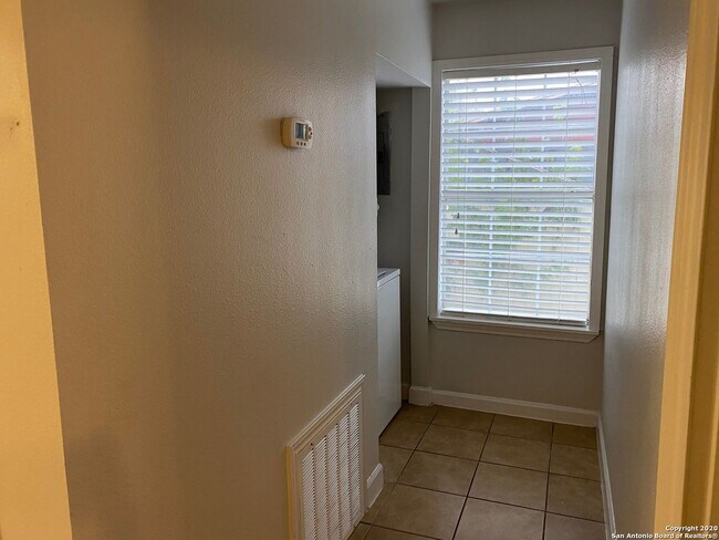 Building Photo - Dinn Drive