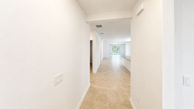 Building Photo - 2404 White Tail St