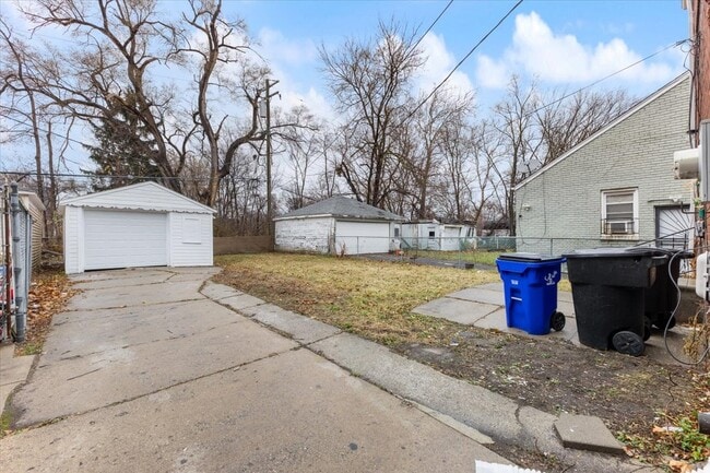 Building Photo - 11059 Lakepointe St