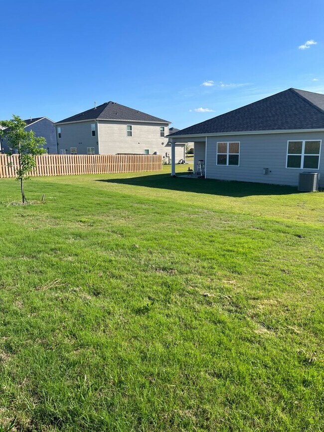 Building Photo - 4 Bed, 2 Bath House