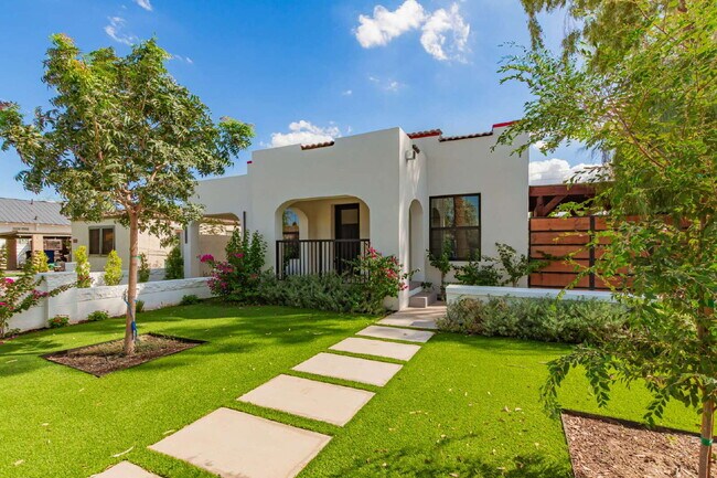 Building Photo - Gorgeous 2-Bed, 2-Bath duplex in the Garfi...