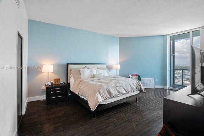 Building Photo - 1900 N Bayshore Dr