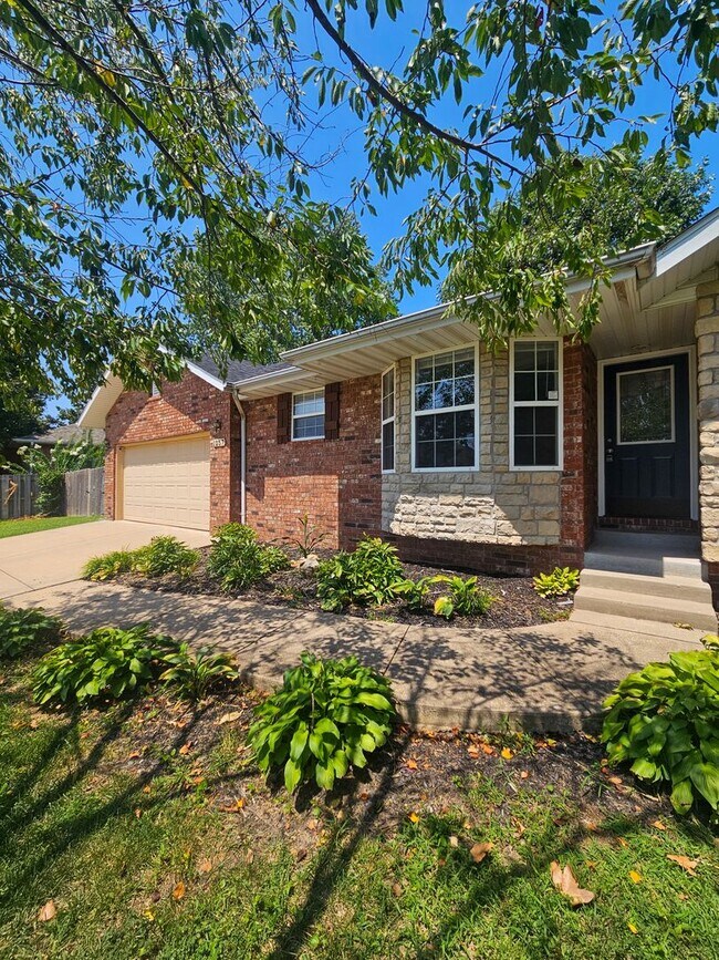 Building Photo - 1257 W Bridgewood Pl