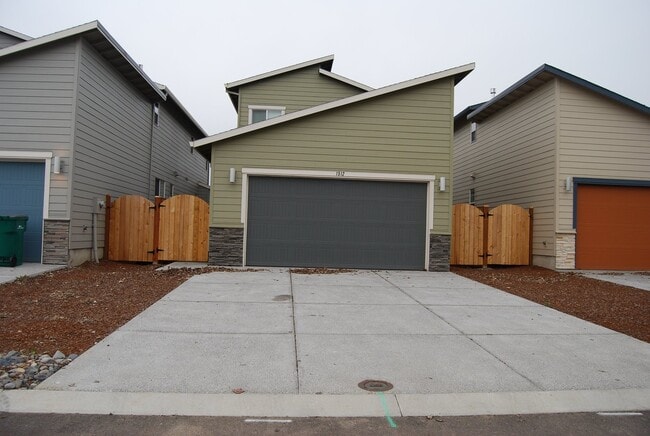 Building Photo - 3 Bedroom 2.5 Bath Newberg