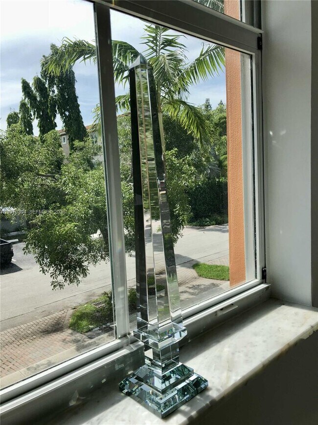 Building Photo - 621 NE 8th Ave